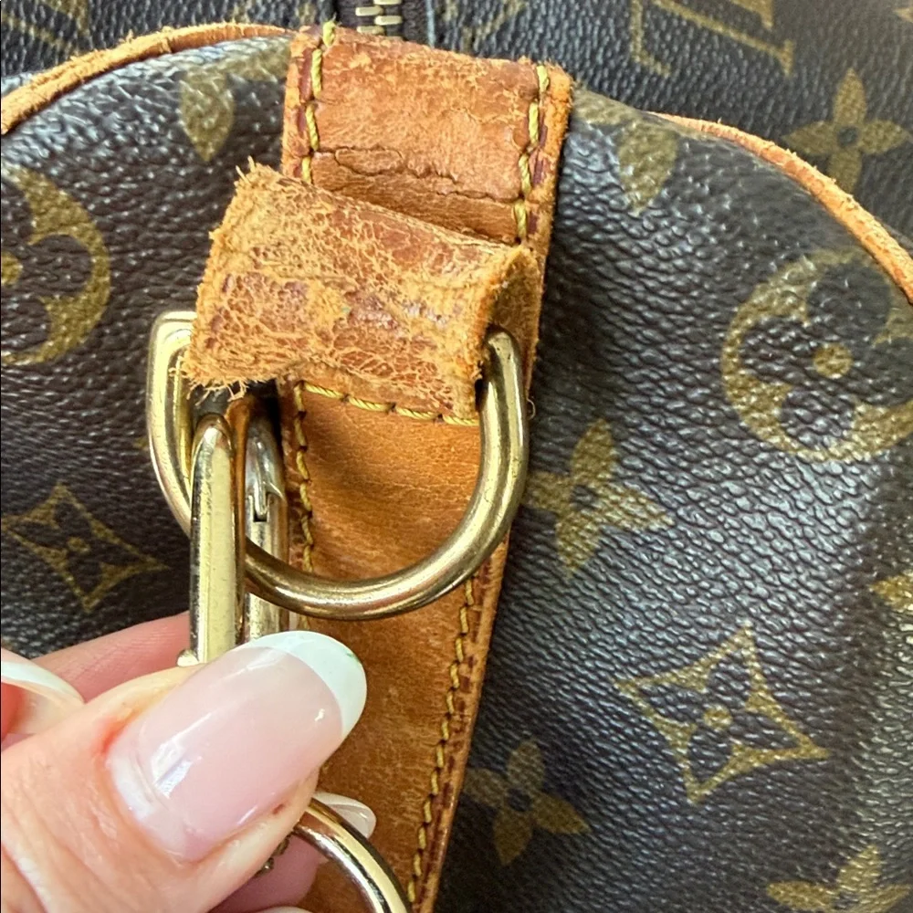 Vintage Louis Vuitton duffle bag with strap. Size 50 - Picture 6 of 14